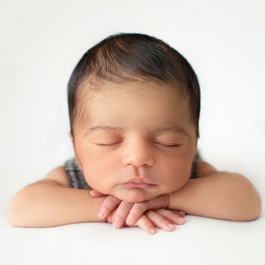 Imagem newborn-peacefully-laying-little-pretty-likeable-baby-boy 1 1 1